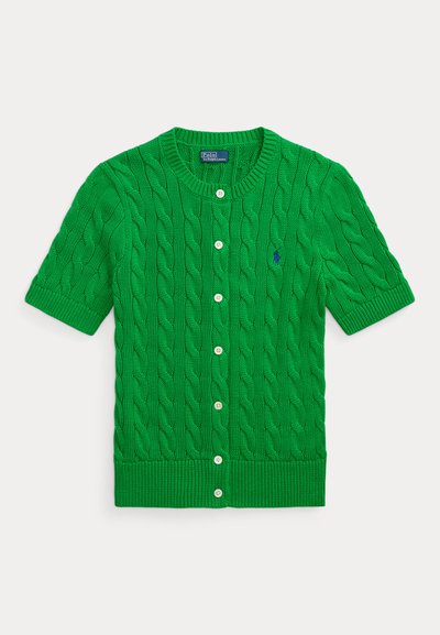 Cardigan verde de manga curta em tricot com botões brancos, punhos e bainha canelados, e um pequeno logotipo azul bordado no peito.