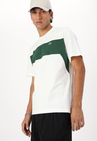 Lacoste Triko s potiskem - flour/green