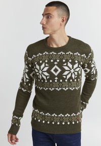 Pulover tricotat de culoare verde măsliniu, cu modele albe de fulgi de zăpadă și geometrice, manșete și tiv cu nervuri, guler rotund și finisaj texturat.