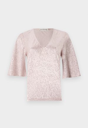 Rosa, kortärmad topp med V-ringning, med en texturerad yta och glittrande detaljer. Tyget har en metallisk, glänsande finish.