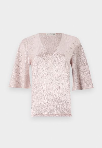 Top rosa a maniche corte con scollatura a V, caratterizzato da una superficie testurizzata e dettagli luccicanti. Il tessuto ha una finitura metallica e lucida.