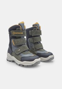 Botas exteriores en azul marino y verde con correas de Velcro, materiales de ante y nylon, suela de goma y con cuello acolchado para mayor soporte.