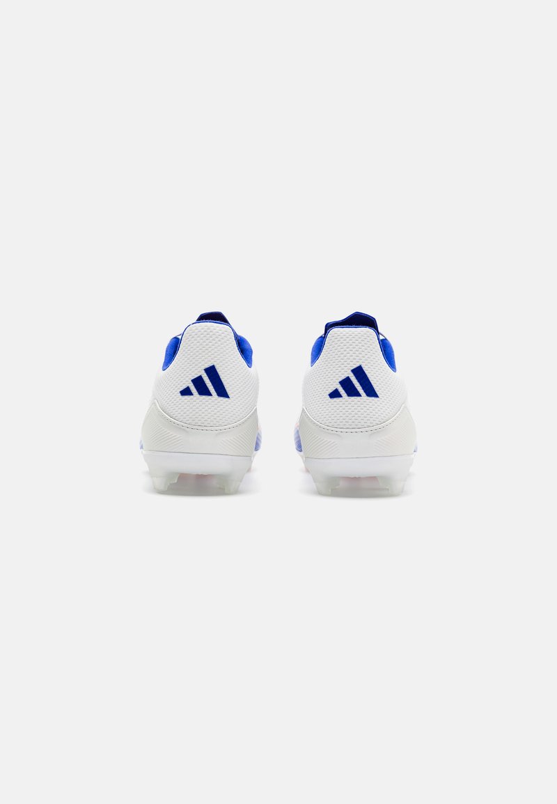 Sportliche Schuhe mit einem weißen Obermaterial und blauen Akzenten, strukturierten Mesh-Einsätzen und drei Streifen Branding an der Ferse. Transparente Außensohle.
