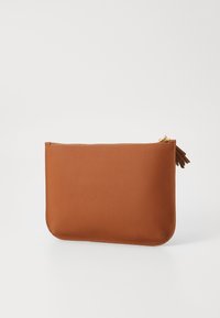 Borsa a pochette in pelle marrone con chiusura a zip, caratterizzata da una texture morbida e una nappina decorativa sulla zip. Design rettangolare e liscio.