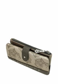 Cartera rectangular hecha de cuero gris texturizado con un acento marrón oscuro, que cuenta con un cierre de cremallera y un patrón floral en relieve.