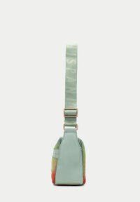 Borsa compatta e gradiente con un corpo in pelle verde chiaro e dettagli in rete rossi, arancioni e gialli. Dotata di una tracolla robusta con hardware.