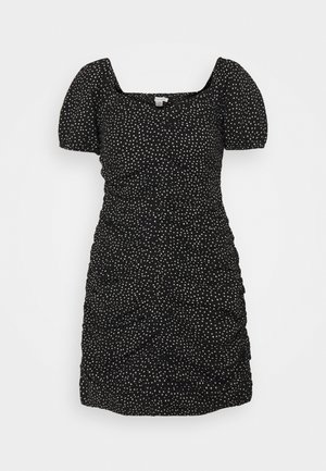 Schwarzes Mini-Kleid mit Rüschen, weißen Punkten, puffigen kurzen Ärmeln und einem quadratischen Ausschnitt.