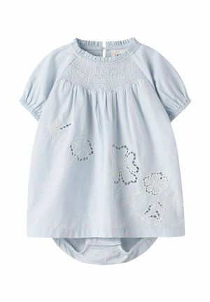 Vestito da bambina azzurro chiaro con corpino arricciato, maniche a sbuffo e ricamo floreale bianco con dettagli ritagliati sul davanti.