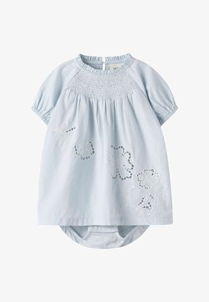 Vestito da bambina azzurro chiaro con corpino arricciato, maniche a sbuffo e ricamo floreale bianco con dettagli ritagliati sul davanti.