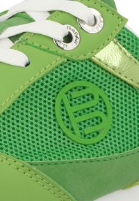 Grüne Sneakers aus Mesh- und Leder-Materialien, mit weißen Schnürsenkeln und einem Logo-Emblem. Auffällige strukturierte Akzente in verschiedenen Grüntönen.
