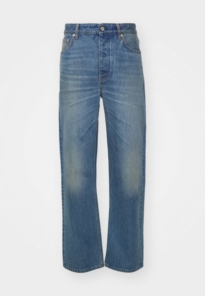 Jeans de mezclilla azul claro con un diseño de pierna ancha, que cuentan con un cierre de botón y cremallera, cinco bolsillos y detalles de lavado desgastado.