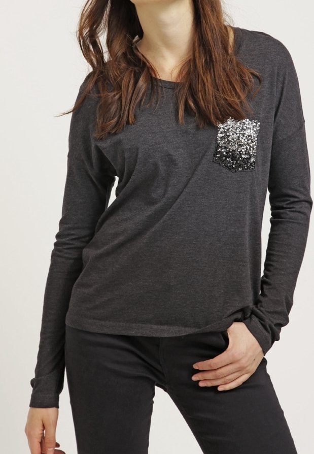 Schwarzes Langarmshirt mit einem Pailletten-Taschen-Design, lockerer Passform, weichem Stoff und einem geknoteten Detail am Saum.