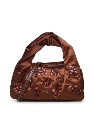 Bruine satijnen handtas met gedraaid handvat, bloemenversieringen van kralen en pailletten, en een verstelbare schouderriem met gesp.