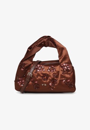 Sac à main en satin brun avec poignée torsadée, ornements floraux en perles et paillettes, et bandoulière ajustable avec boucle.