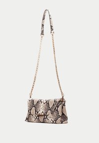 Borse a tracolla con motivo a serpente in tonalità di beige e nero, caratterizzata da una tracolla in oro e una texture liscia con chiusura a pattina.