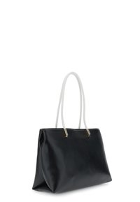 Sort tote taske lavet af syntetisk materiale med hvide håndtag, prydet med guldfarvede detaljer og en struktureret design. Glat tekstur, minimalistisk stil.