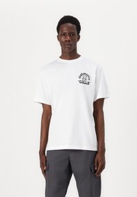 Cleptomanicx BALLSPORT - Print T-shirt - white