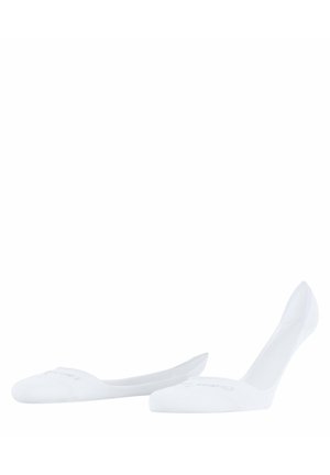 Chaussettes blanches à coupe basse en matériau doux, avec des bords sans couture et une texture lisse, idéales pour être portées avec des chaussures.