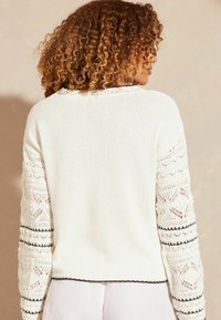 Love & Roses CROCHET CONTRAST STITCH FLUTE  - Džemperis - ivory white