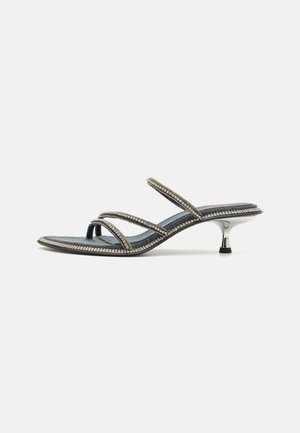 Denim sandaalid kolme õhukese rihmaga, mis on kaunistatud kristallidega, terav nina ja metalne, stilettokujuline konts. Libisemisvastane põhi.