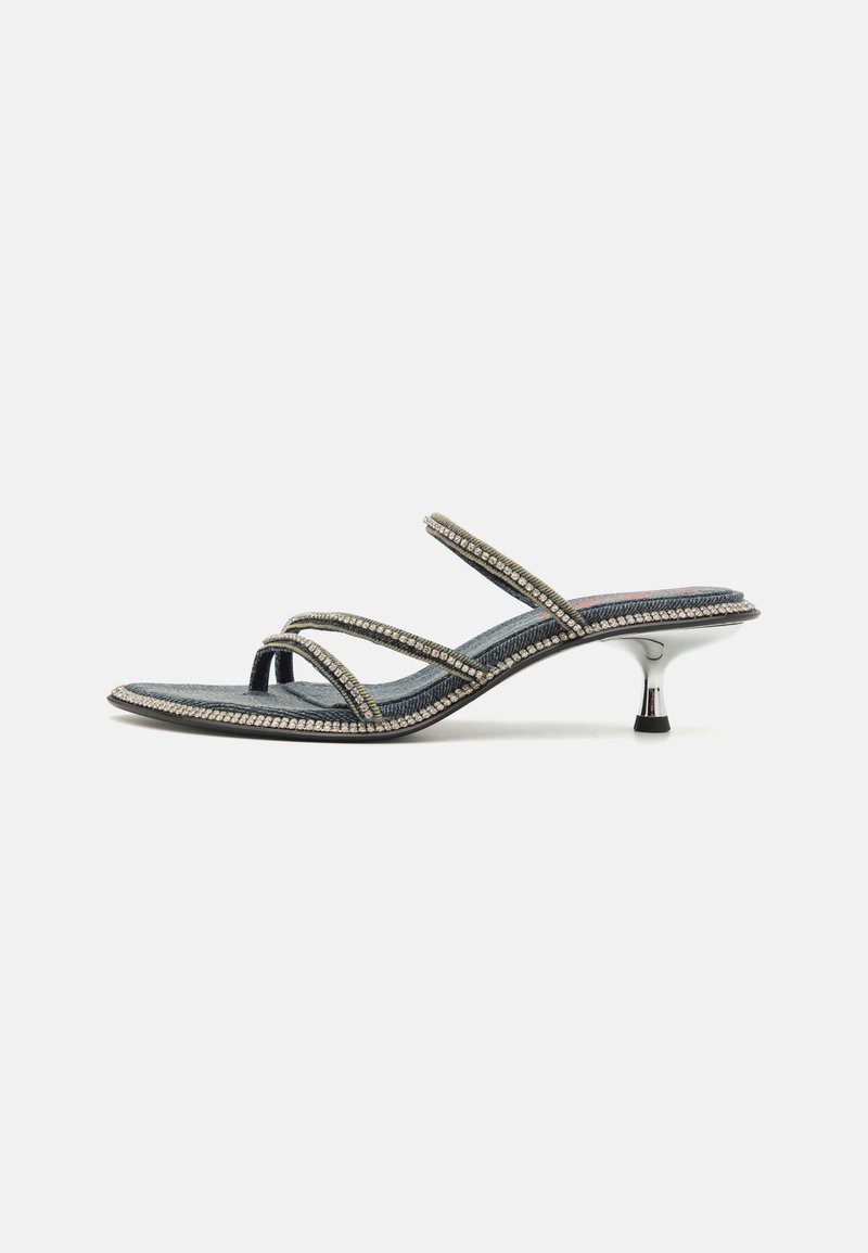 Denim sandales ar trim plānām siksnām, rotātām ar rhinestone akmeņiem, ar smailu purngalu un metāla stiletto stila papēdi. Antislip bāze.