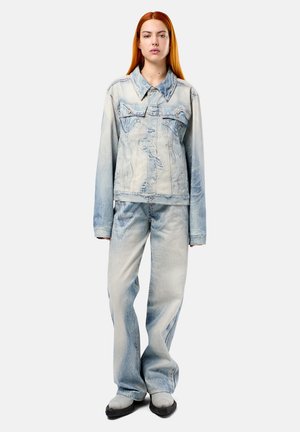 Lichtblauwe spijkerjacket met een kraag, voorzakken en vervaagde patronen; gecombineerd met loszittende, bijpassende jeans en grijze schoenen.