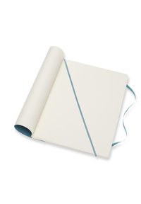 Quaderno con una copertina morbida di colore crema, interno blu e chiusura elastica azzurra. Le pagine sono bianche e lisce.