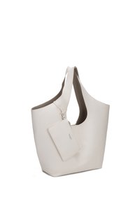 Sac cabas en cuir couleur crème avec large sangle et petite pochette attachée, design minimaliste, debout sur fond blanc.