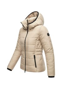 Beige gewatteerde damesjas met hoge kraag en capuchon, zwarte rits en zakdetails, en een zwart logo-opnaaipatch op de linkermouw.