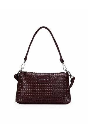 Bolso de cuero trenzado en color burdeos oscuro con una sola correa y cierres plateados, que presenta una etiqueta rectangular "BOSANOVA" en la parte frontal.