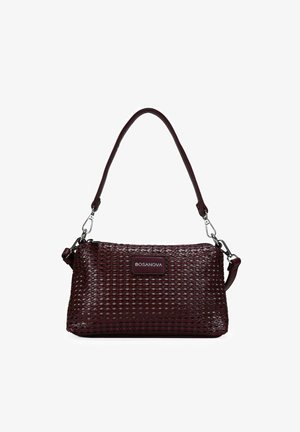 Bolso de cuero trenzado en color burdeos oscuro con una sola correa y cierres plateados, que presenta una etiqueta rectangular "BOSANOVA" en la parte frontal.