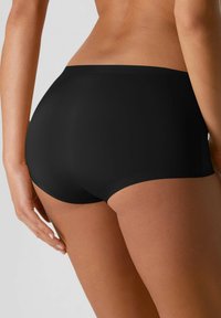 Bóxer de algodón negro con un acabado suave, que presenta un corte de cintura baja y una cinturilla elástica para mayor comodidad y flexibilidad.