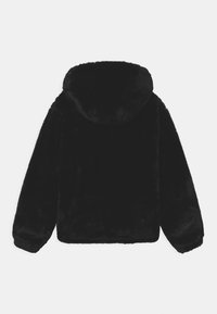 Czarna kurtka z sztucznego futra z kapturem, z długimi rękawami, o gładkiej fakturze i luźnym kroju. Tył ma prosty design, bez dodatkowych akcentów.