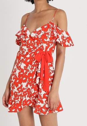 Vestido floral rojo con mangas frías con volantes, diseño cruzado y cinturón de lazo. La tela es ligera y tiene un dobladillo acampanado.