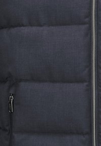 Gepolsterte dunkelblaue Weste mit glatter Textur, horizontal gestepptem Design und offenem Reißverschluss auf der rechten Seite.