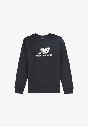 Sudadera negra de manga larga, con cuello y puños acanalados, que presenta un logo blanco de "New Balance" en la parte frontal. Fabricada con material de mezcla de algodón.
