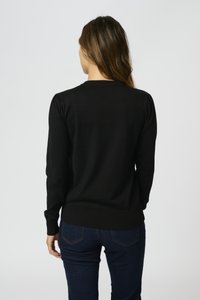 Maglione nero con maniche lunghe e bordi a costine sul collo e sull'orlo. Texture liscia, design aderente, mostrato di spalle.