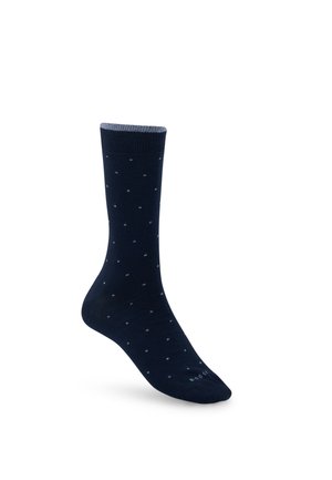 Een enkele donkerblauwe sok met een licht klein stippenpatroon en een lichtere blauwe boord, getoond tegen een witte achtergrond.