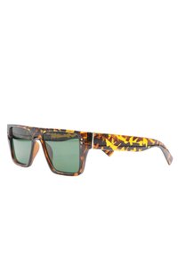 Occhiali da sole tartarugati con lenti verdi, design con montatura squadrata e lati testurizzati con accenti gialli a contrasto.