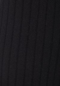 Zwarte ribstof met een zachte textuur, met verticale lijnen voor detail. Materiaal lijkt rekbaar en glad te zijn.