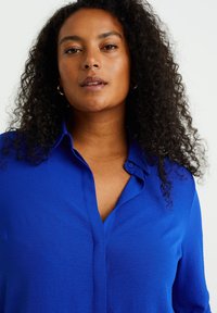 WE Fashion CURVE - Camicia - blue