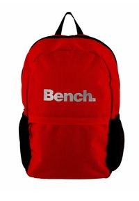 Roter Stoff-Rucksack mit schwarzen Seitenfächern, der ein silbernes "Bench."-Logo auf der Vorderseite trägt. Verstellbare Träger oben.