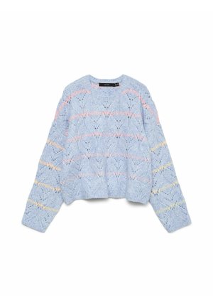 Jasnoniebieski, dziergany sweter o krótkim kroju, z ażurowym wzorem i kolorowymi poziomymi paskami w kolorze różowym i żółtym.