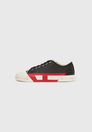 Čierna plátená teniska s červenými akcentmi, gumovou špičkou a bielou podrážkou. Má čierne šnúrky a textúrovaný vzor na boku.