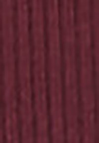 Texture solide de grain de bois vertical rouge foncé avec des variations subtiles de teinte et de motif.