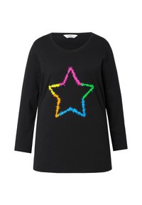 Sort langærmet t-shirt med et multifarvet, takkede stjernedesign i pink, gul, grøn, blå og orange på forsiden.