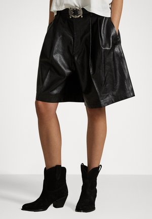 PLEATED LEATHER SHORT - Shorts - black