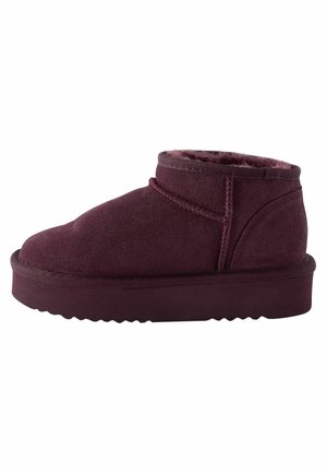 Stivali alla caviglia bordeaux in suede, con punta arrotondata, fodera morbida e suola in gomma spessa e texturizzata con un motivo a zigzag.