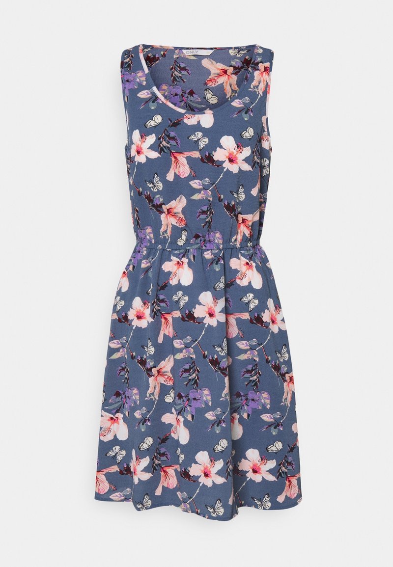 Robe bleue sans manches avec imprimé floral et papillons rose et violet, encolure ronde et taille froncée.