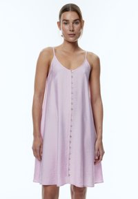 Helles pinkes ärmelloses Kleid mit lockerer Passform, das eine durchgehende Knopfleiste und einen weichen, strukturierten Stoff hat, der schön fällt.